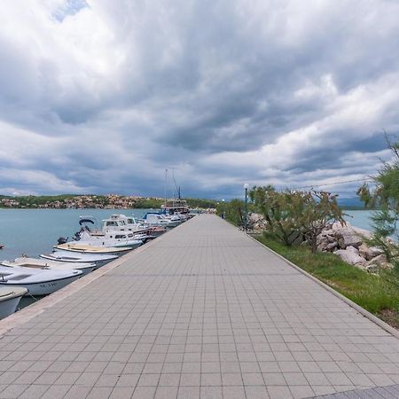 Apartment Luka Dobrinj Екстериор снимка